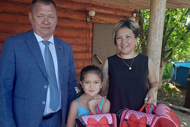 В школу – с «депутатским» портфелем